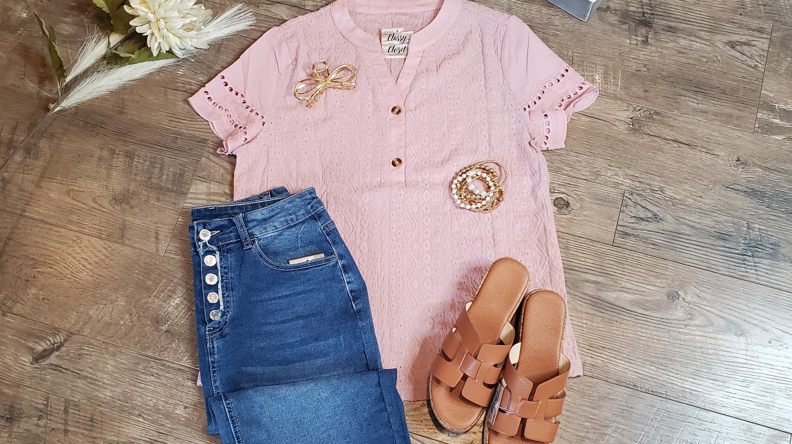 ☕ Mother’s Day Outfits for Busy Moms (That Actually Work in Real Life)