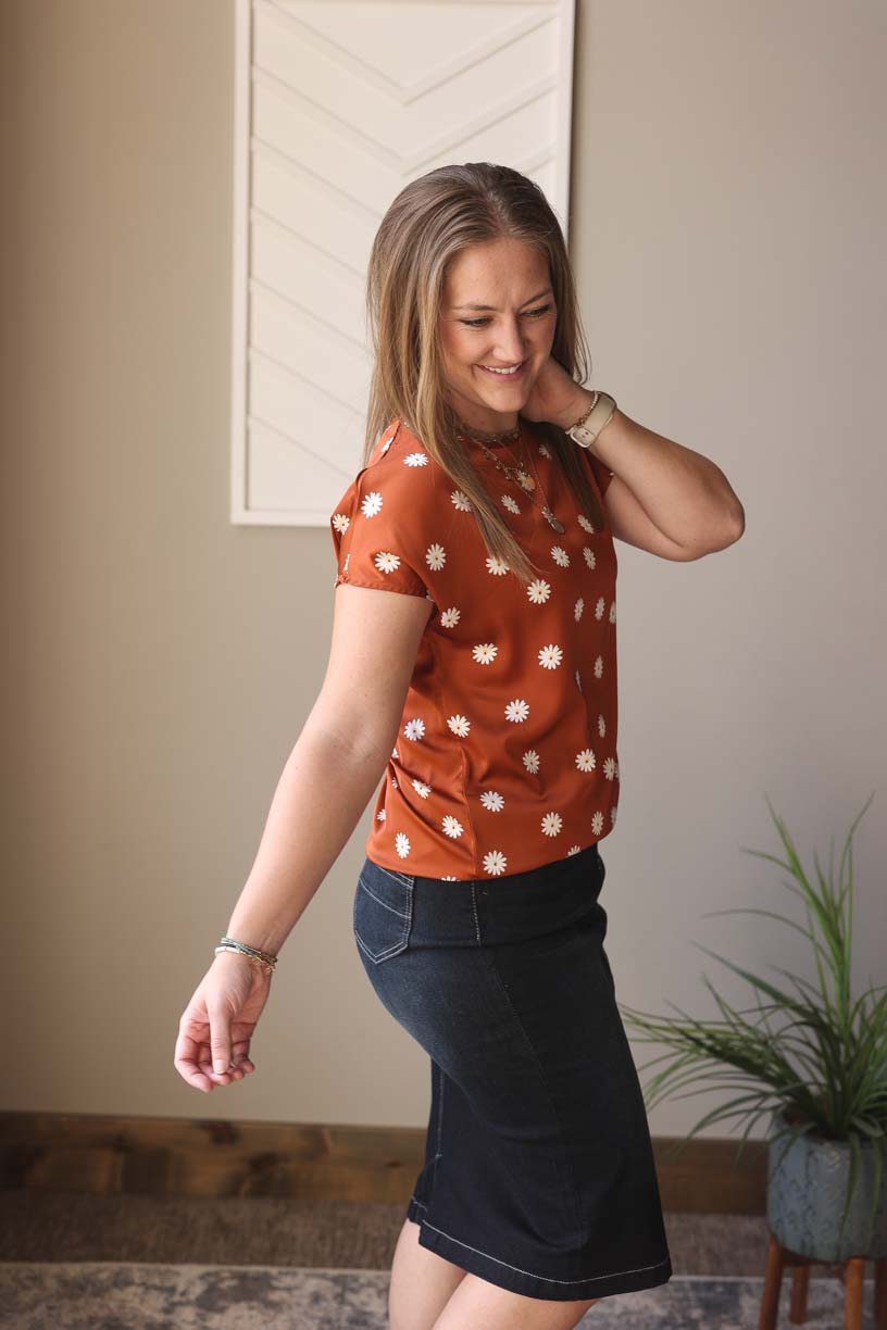 Chestnut Daisy Print Top; S, M, XL