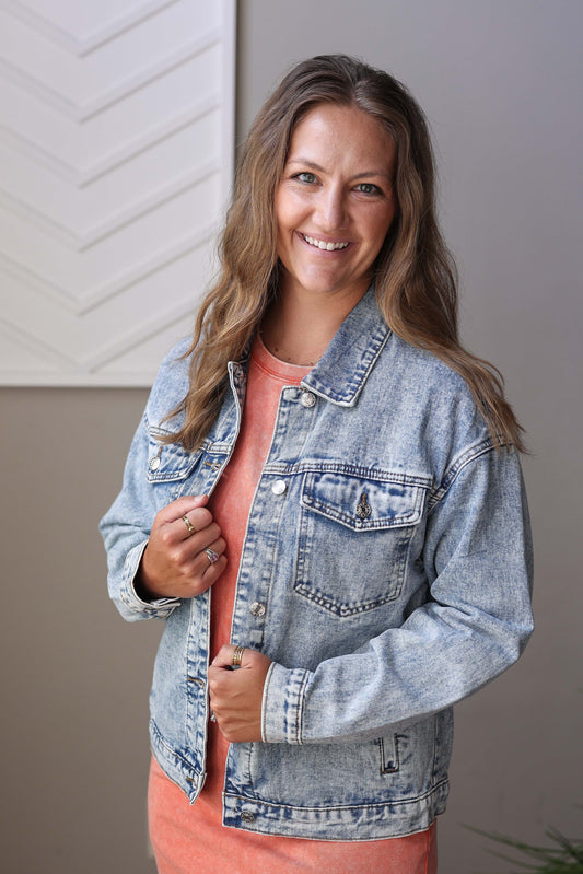 This Blue Vintage Washed Denim Jacket offers a relaxed, super comfy fit perfect for everyday wear. Its staple design features no distressing, making it versatile for any outfit and season. With handy pockets and sizes from S to 2XL PLUS, it’s an easy go-to jacket that combines classic style with comfort.