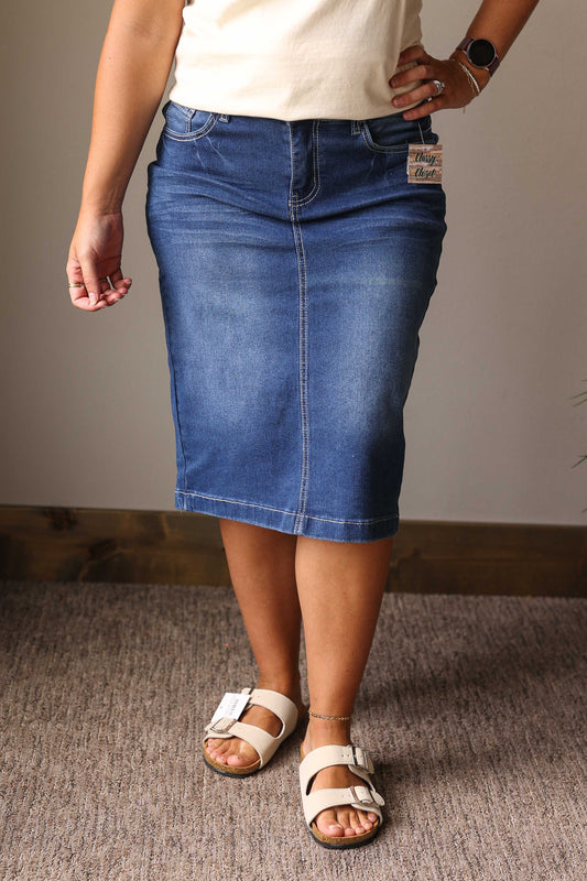 This Medium Wash Denim Skirt is your everyday go-to—stretchy, flattering, and effortlessly chic.