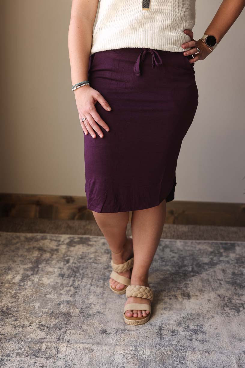 The perfect, light-weight skirt for year round style! Cute and casual for your everyday outfits, not to mention the comfort that you will love. Elastic waistband, side pockets, side slits, and gorgeous color makes this knee length skirt a must-have!