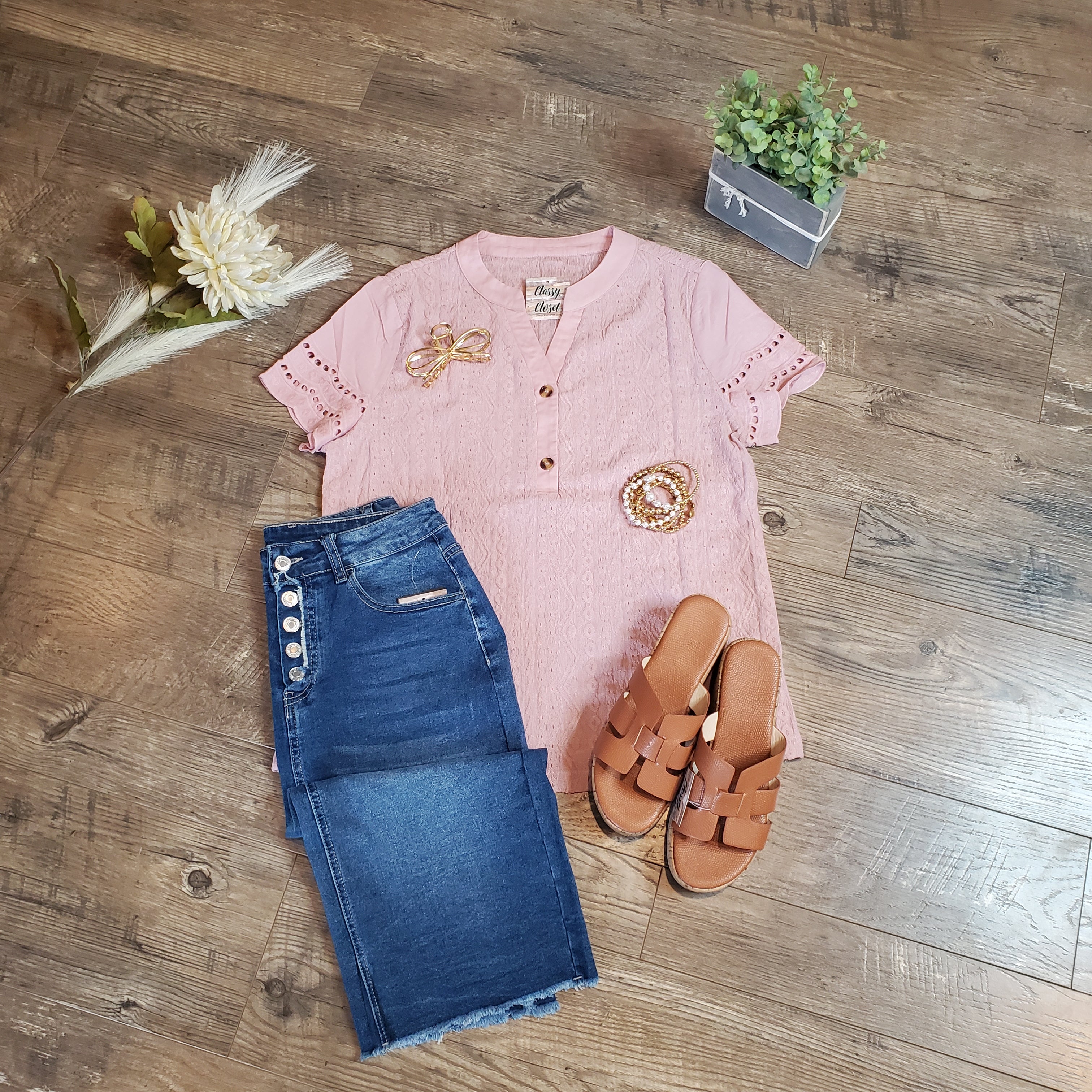 ☕ Mother’s Day Outfits for Busy Moms (That Actually Work in Real Life)
