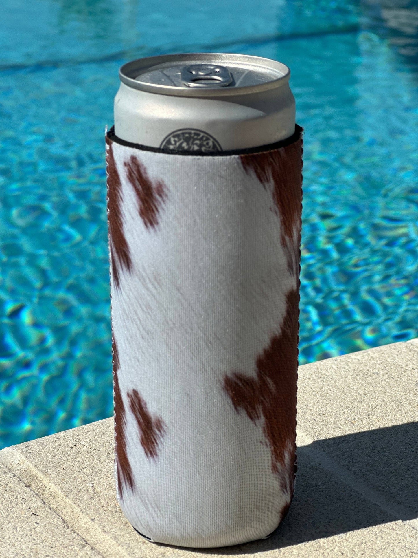 Are you tired of your hands getting cold while holding your favorite cold beverage? Look no further, because our Slim Can Holder is here to solve that problem! With its trendy print and neoprene material, this can holder not only keeps your hands warm, but also adds a stylish touch to your drink. FEATURES: 👌 Trendy Print: Our can holder features a trendy print that will make you stand out in a crowd. 🔥 Keeps hands warm: Say goodbye to cold hands with our neoprene material that keeps your hands warm while 