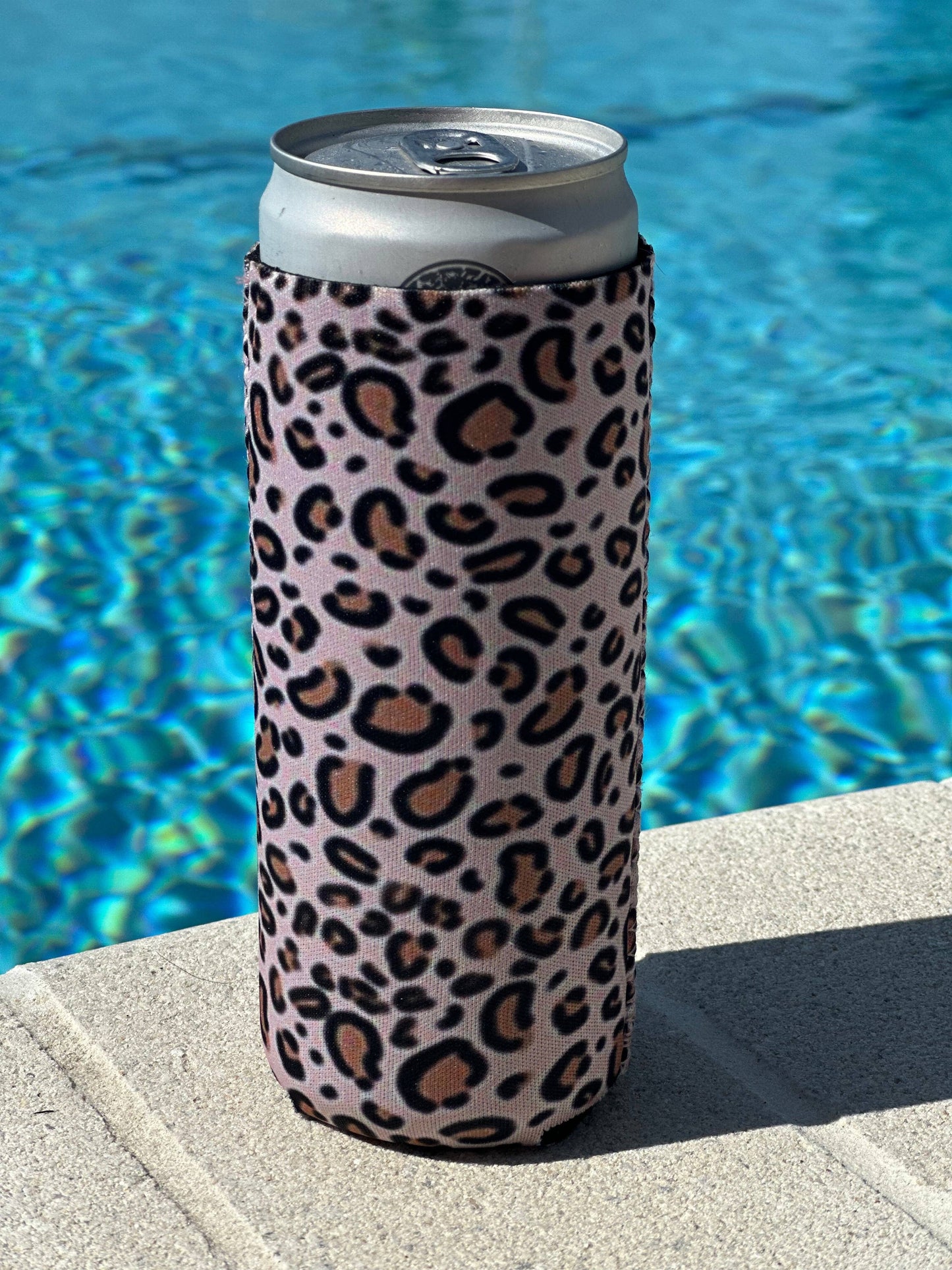 Are you tired of your hands getting cold while holding your favorite cold beverage? Look no further, because our Slim Can Holder is here to solve that problem! With its trendy print and neoprene material, this can holder not only keeps your hands warm, but also adds a stylish touch to your drink. FEATURES: 👌 Trendy Print: Our can holder features a trendy print that will make you stand out in a crowd. 🔥 Keeps hands warm: Say goodbye to cold hands with our neoprene material that keeps your hands warm while 