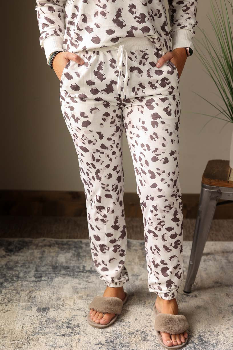 Stay cozy this holiday season with our Leopard Long Sleeve Jogger Lounge Set. These lightweight joggers feature a fun leopard pattern and long-sleeve top that combines comfort and style. Gifts for Her at Classy Closet Online Boutique for Women's Modest Fashion