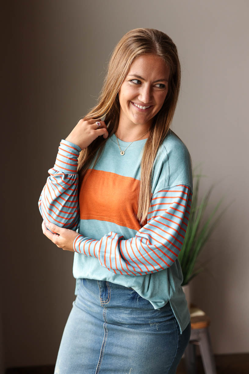 Get effortless style with this Blue Camel Balloon Sleeve Top! Show off the dark blue and rust contrast hues for a fashionable look. Classy CLoset Fall Fashion Casual Outfits for Moms