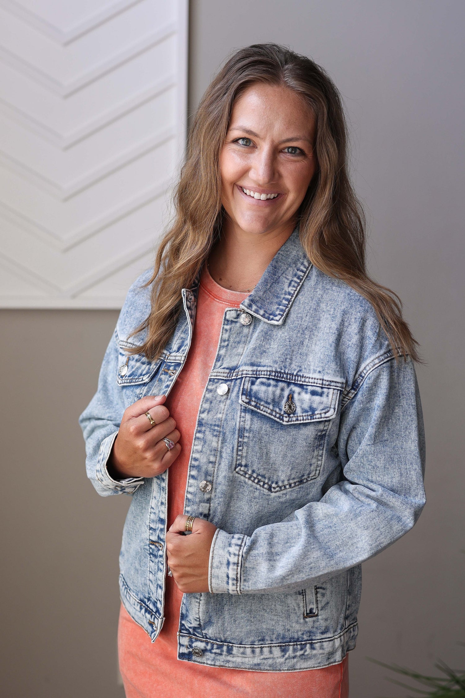This Blue Vintage Washed Denim Jacket offers a relaxed, super comfy fit perfect for everyday wear. Its staple design features no distressing, making it versatile for any outfit and season. With handy pockets and sizes from S to 2XL PLUS, it’s an easy go-to jacket that combines classic style with comfort.