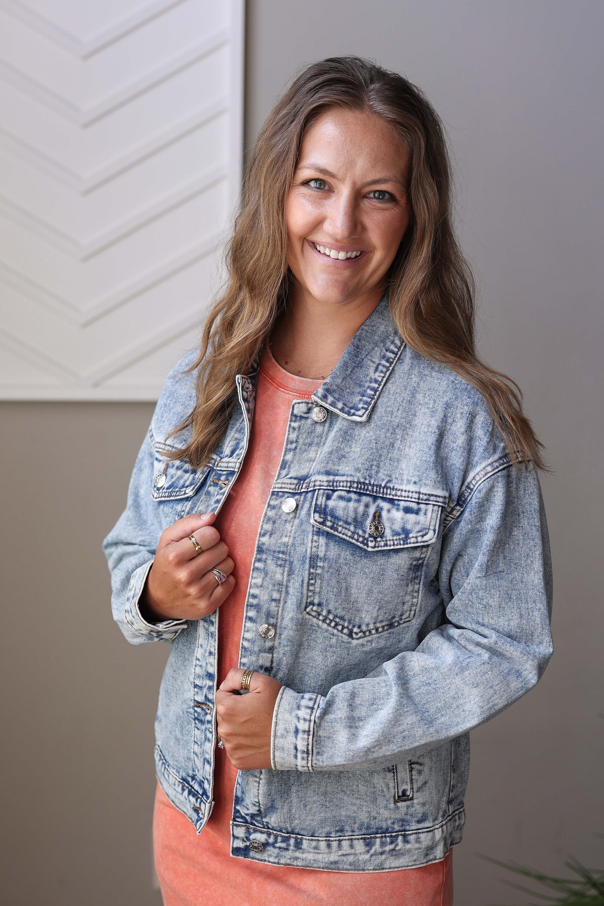This Blue Vintage Washed Denim Jacket offers a relaxed, super comfy fit perfect for everyday wear. Its staple design features no distressing, making it versatile for any outfit and season. With handy pockets and sizes from S to 2XL PLUS, it’s an easy go-to jacket that combines classic style with comfort.