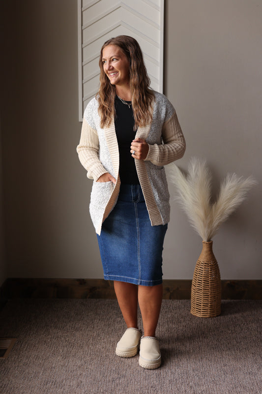 Stay cozy and stylish all day with the Colorblock Side Pocket Open Front Cardigan, perfect for the office, classroom, or casual outings.