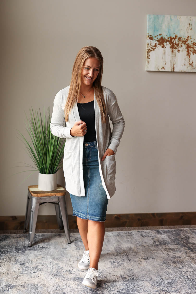 This Grey Thermal Cardigan is the perfect combination of warmth and style. It’s lightweight waffle material will keep you comfortable, while the sleek design makes it ideal for casual or work occasions. Classy Closet Online Boutique for Women's Fall Winter Outfits