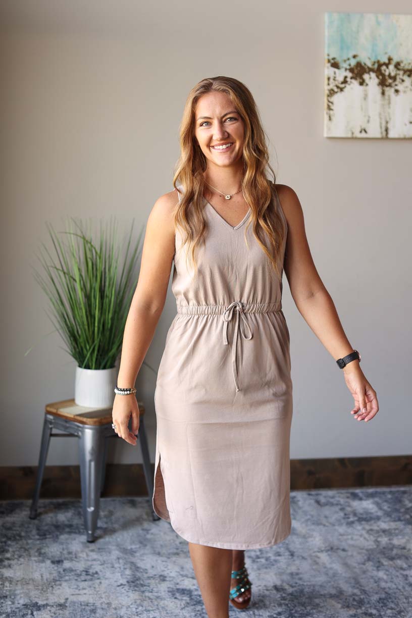 This casual Mocha midi dress is perfect for easy, summer outfits along with transitioning into the new season by layering with a denim or black jacket. With a drawstring elastic waist and side slits, you'll stay cool and comfy, while a curved hem and pockets provide the perfect fit and style.