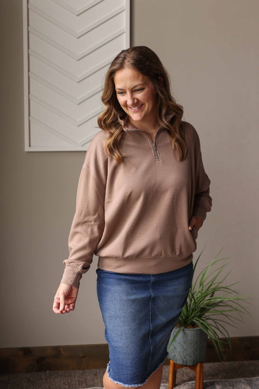 Our Brown Scuba Quarter Zip Pullover is the perfect lightweight layer for any day. Its smooth, almost slick fabric feels great against your skin, while the quarter zip neck lets you adjust your comfort. Hidden side pockets keep your essentials close without adding bulk. Easy to wear and effortlessly stylish, it’s a cozy choice for casual outings or relaxing at home.