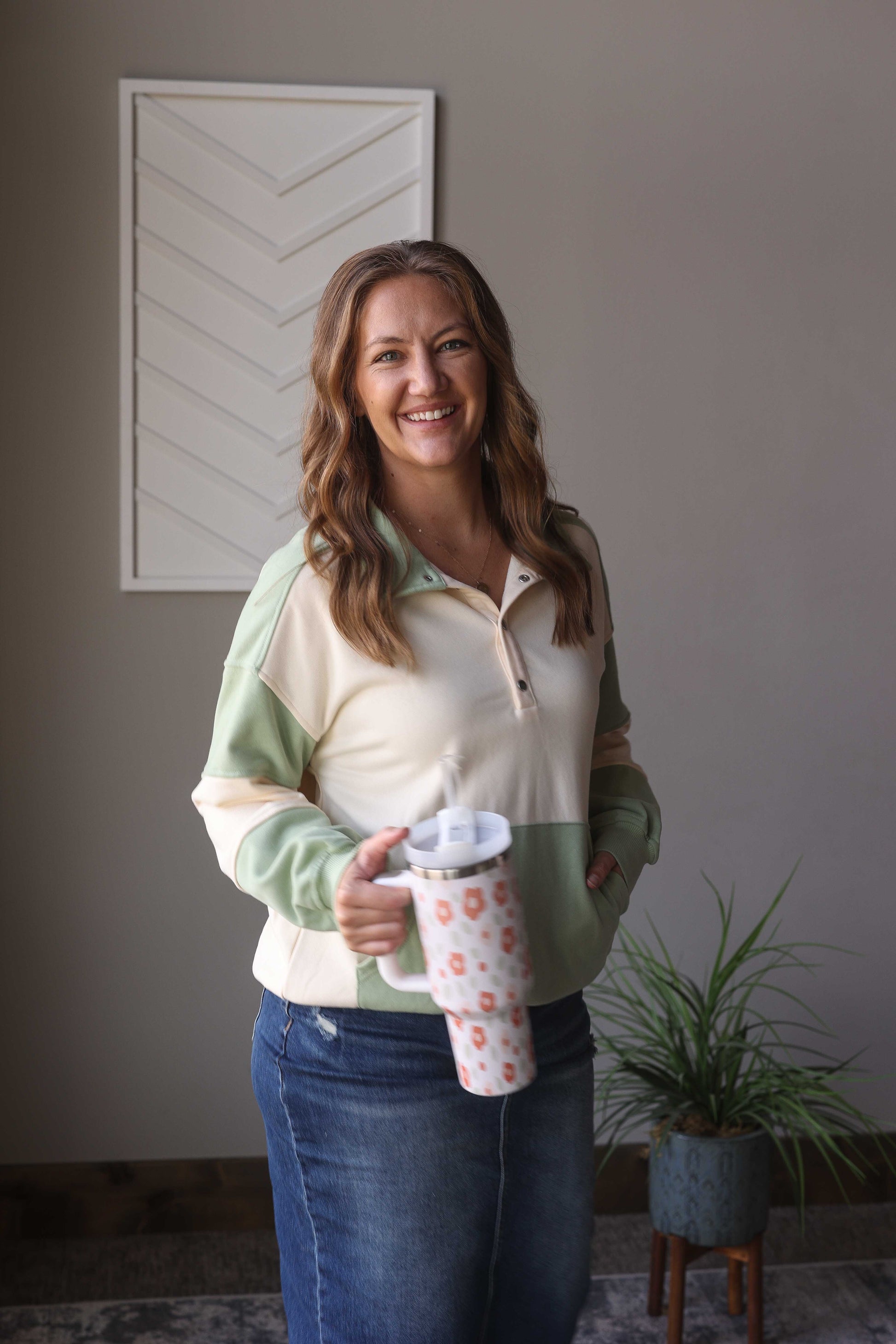 This Moss Green Colorblock Kangaroo Pocket Sweatshirt is the perfect blend of fun and style. Its relaxed fit and henley snap neckline make it versatile for any season. Plus, the colorblock print adds a unique touch while the kangaroo pocket adds convenience. Stay comfy and on-trend with this sweatshirt! Classy Closet online women's clothing boutique for cute, trnedy, modest, and affordable styles. 