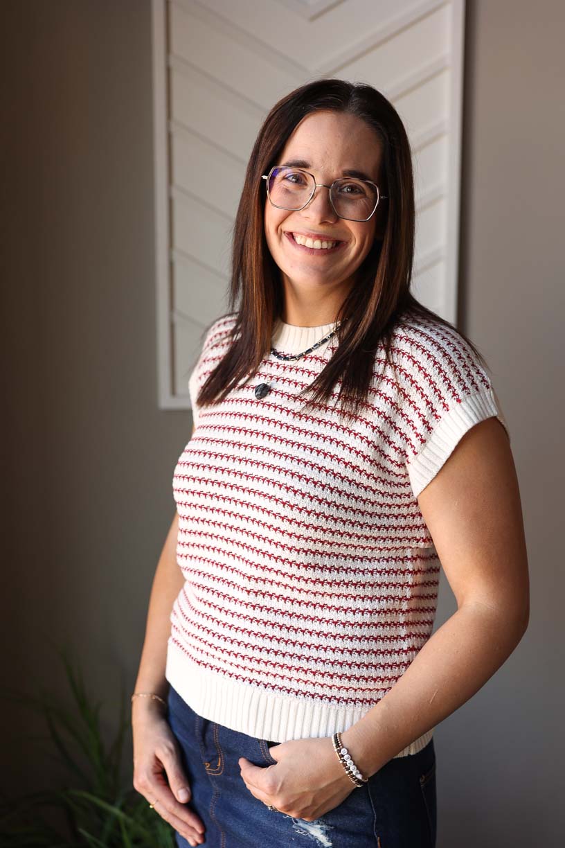 Add a pop of color to your wardrobe with our Brick Red Stripe Ribbed Sweater. Versatile and stylish, this short sleeve knit sweater can be worn alone or layered for a variety of looks. Ideal for work, school, or a night out, you'll love the subtle brick red and white stripes that can be worn year-round AND patriotic holidays! Classy Closet online women's clothing boutique for modest trendy and affordable tops. Spring Summer 2025 fashion trends for busy moms. 