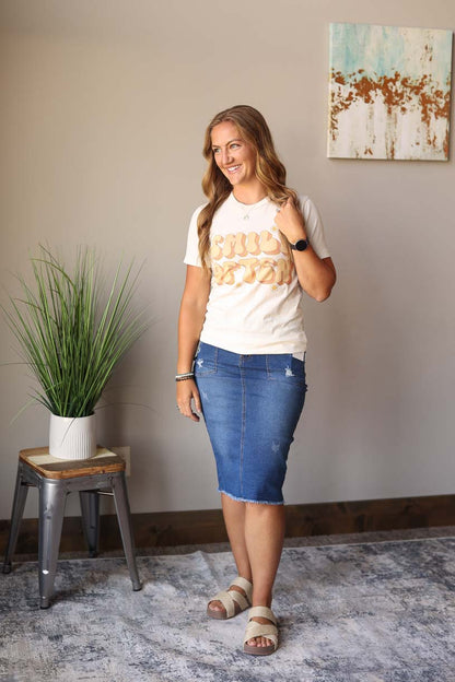 This Tan "Smile Often" Vintage Tee is perfect for my busy moms! With a soft material, this inspirational graphic tee offers a comfortable, fashionable way to remind yourself to take a breath and enjoy the little moments.