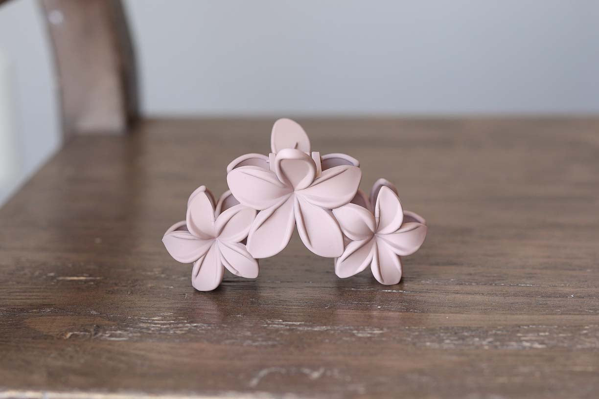 Ivory 3D Flower Claw Clip