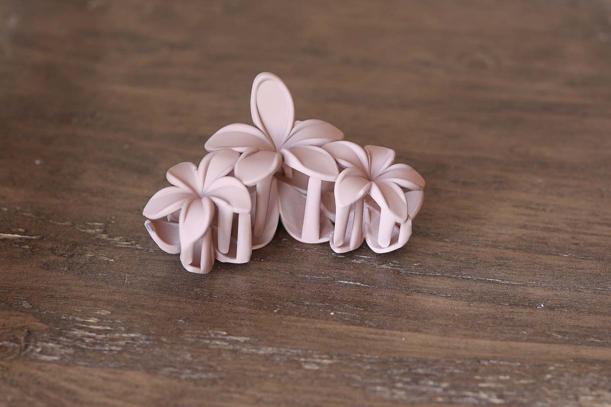 Ivory 3D Flower Claw Clip