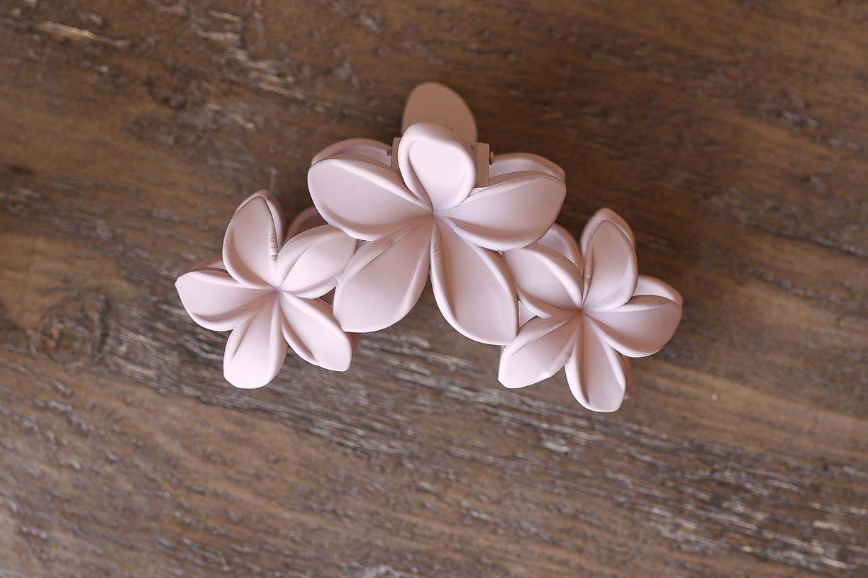 Ivory 3D Flower Claw Clip