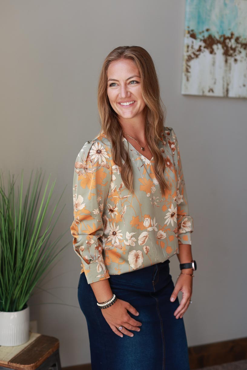 Elevate your wardrobe with this luxurious gray floral blouse! Made with dressy three-quarter sleeves, this silky top has a pretty fall floral print - ideal for everything from business meetings to special occasions and beyond. Feel confident and stylish in this top.