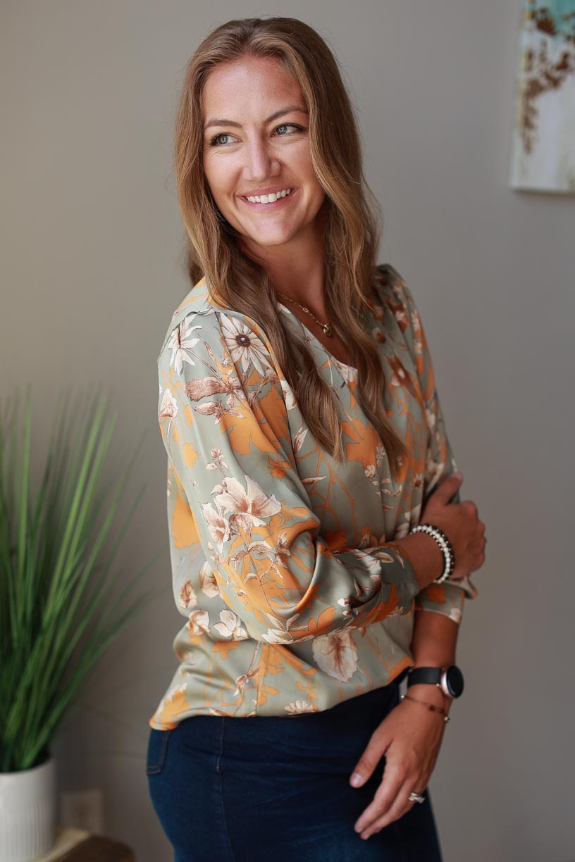 Elevate your wardrobe with this luxurious gray floral blouse! Made with dressy three-quarter sleeves, this silky top has a pretty fall floral print - ideal for everything from business meetings to special occasions and beyond. Feel confident and stylish in this top.