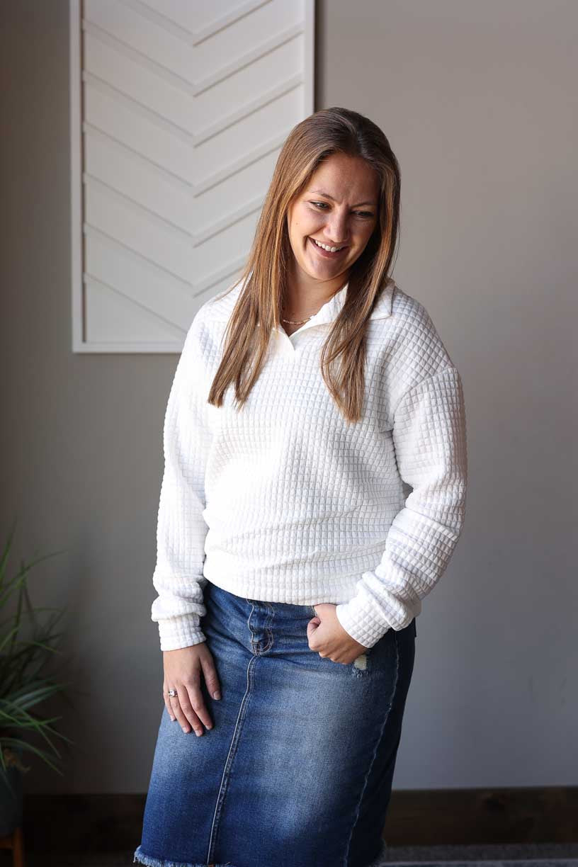White Quilted Textured Collared Top: XL