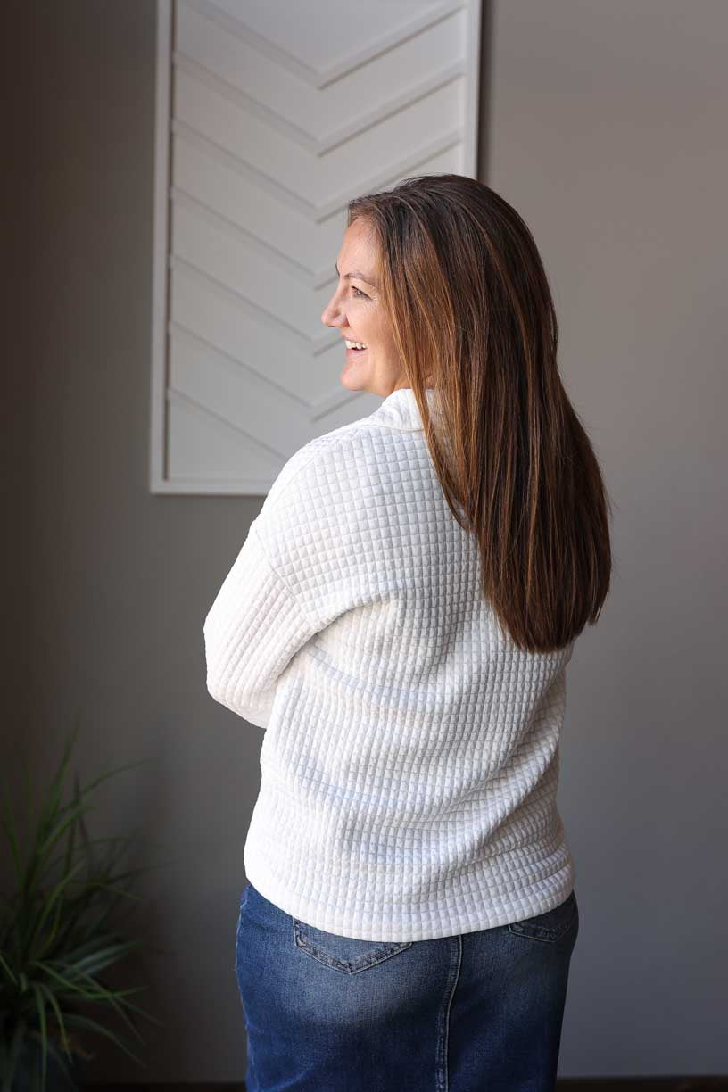 White Quilted Textured Collared Top: XL