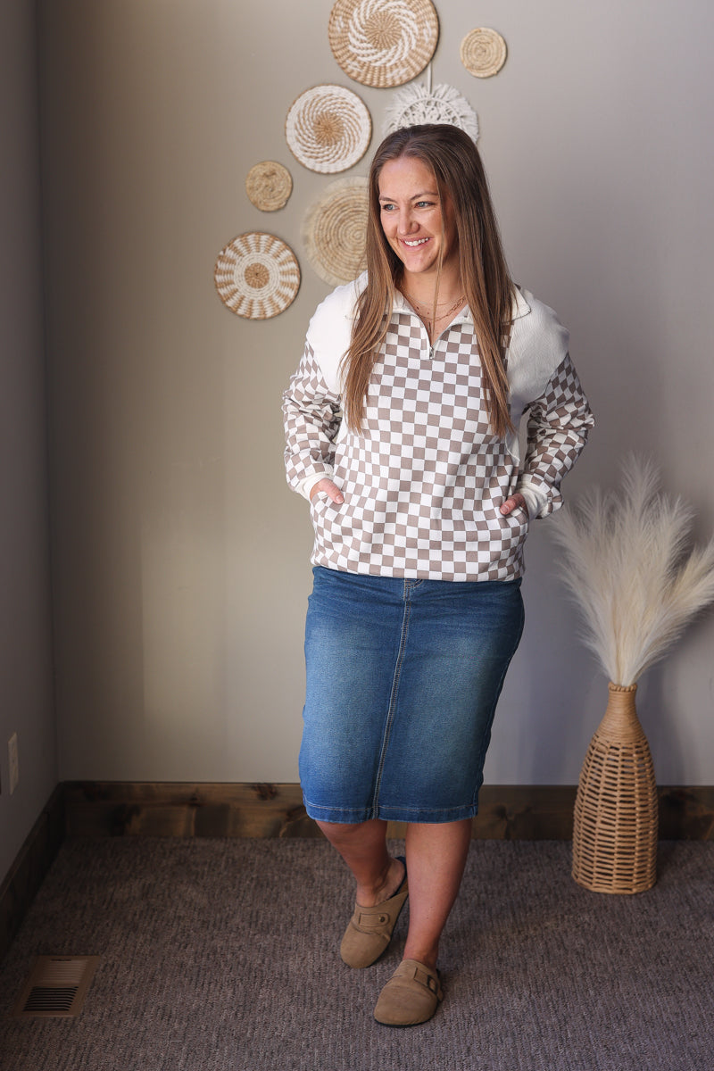 White and Mocha Checkered Quarter Zip Sweatshirt — Cozy Relaxed Fit