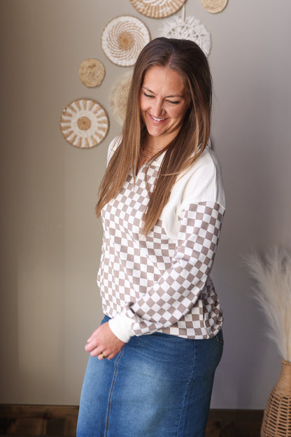 White and Mocha Checkered Quarter Zip Sweatshirt — Cozy Relaxed Fit