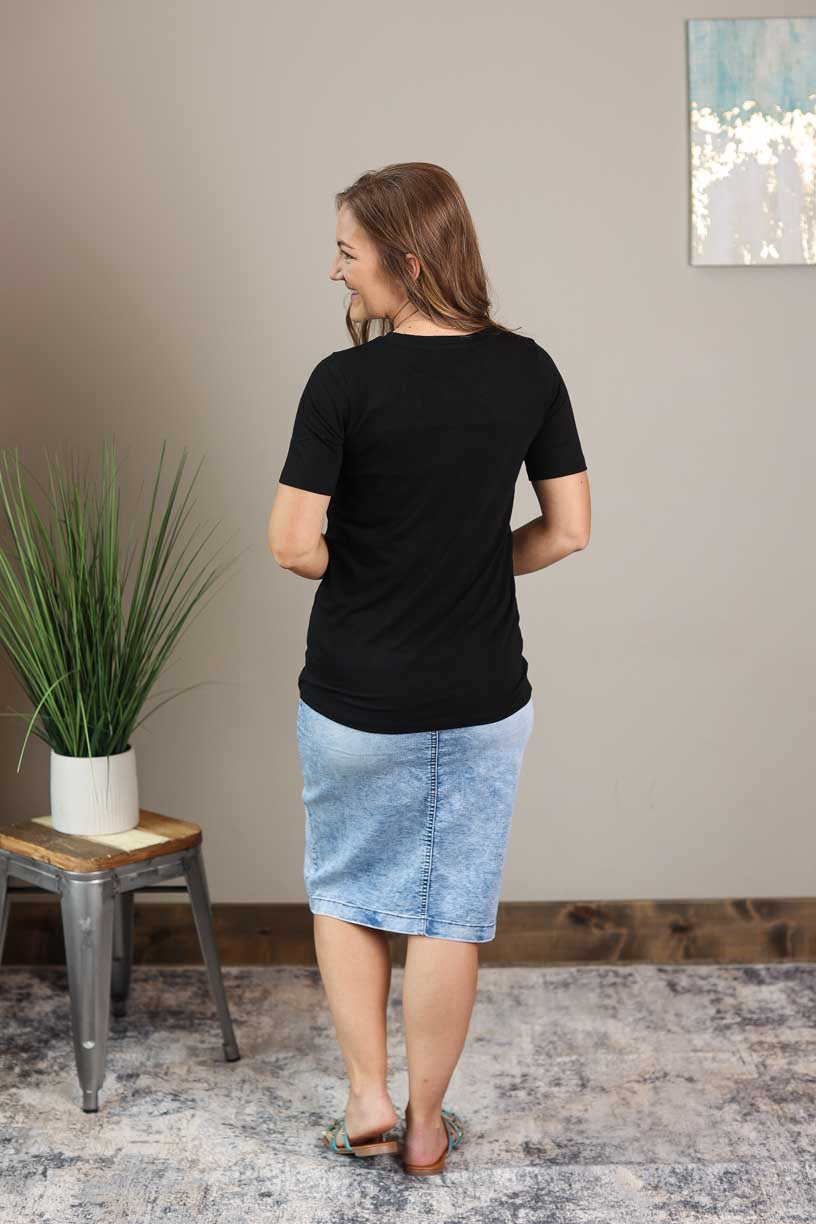 Black Short Sleeve Crewneck Top Casual Mom Style Classy Closet Modest Boutique Everyday Casual Outfits