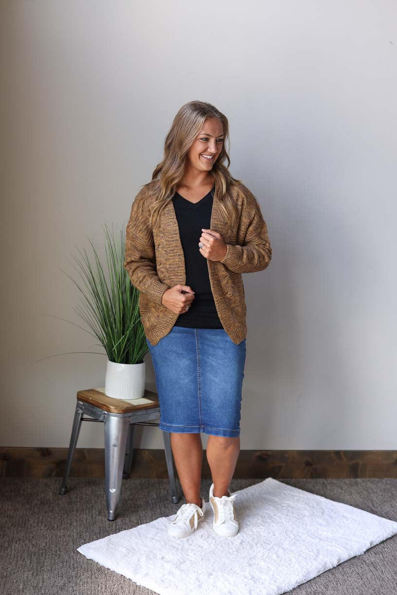 BROWN CHUNKY CABLE KNIT OPEN CARDIGAN SWEATER FOR FALL WINTER OUTFITS 2022 CLASSY CLOSET ONLINE BOUTIQUE NEAR ME 