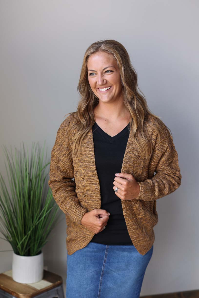 BROWN CHUNKY CABLE KNIT OPEN CARDIGAN SWEATER FOR FALL WINTER OUTFITS 2022 CLASSY CLOSET ONLINE BOUTIQUE NEAR ME 
