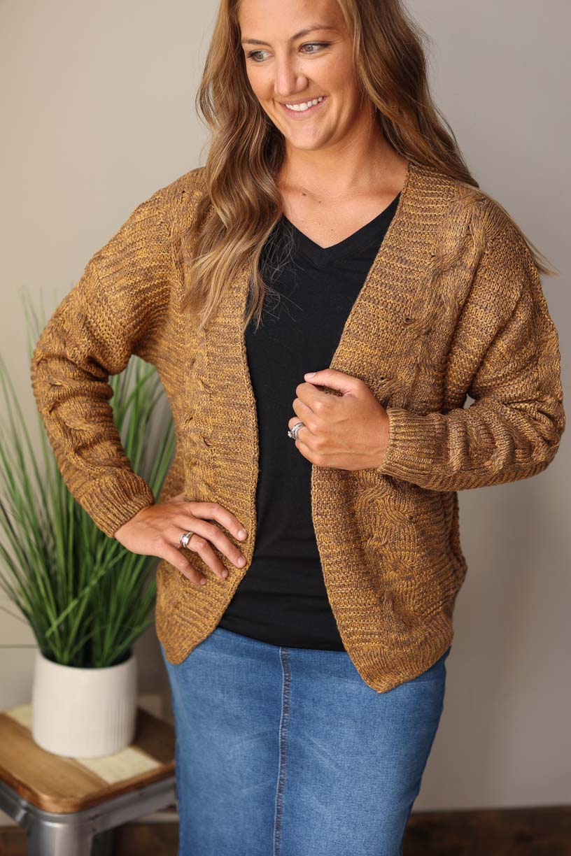 BROWN CHUNKY CABLE KNIT OPEN CARDIGAN SWEATER FOR FALL WINTER OUTFITS 2022 CLASSY CLOSET ONLINE BOUTIQUE NEAR ME 